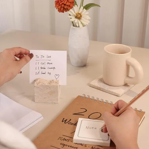 Vista 7 de JIMEI Tarjetero de lugar de travertino natural, letreros de mesa de boda pulidos hechos a mano, soporte de notas multiusos para tarjetas