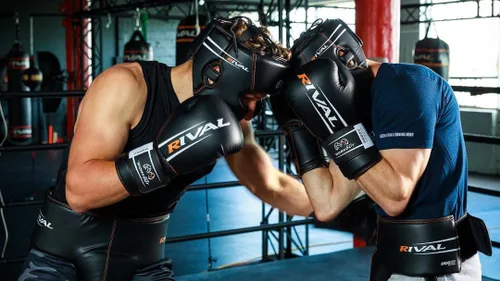 Vista 4 de Rival Boxing RS60V 2.0 Guantes de entrenamiento de boxeo, cierre de velcro - Superficie de golpeo más grande para máxima protección