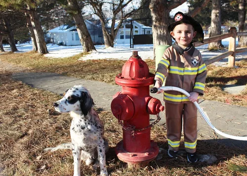 Vista 3 de Little Adventures Disfraz de bombero para niños, pantalones lavables a máquina, chaqueta y tirantes (el sombrero se vende por separado)