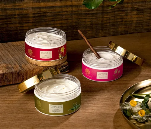 Vista 6 de Forest Essentials Crema corporal de seda de terciopelo de rosa india, 7.05 oz