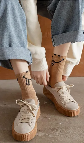 Vista 2 de Lindos calcetines de cara sonriente hasta el tobillo, calcetines divertidos de algodón, regalos para mujeres, adolescentes y niñas