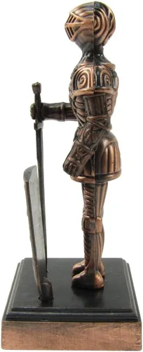 Vista 2 de Treasure Gurus 1:16 - Sacapuntas miniatura de cuerpo completo con espada de metal