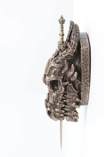 Vista 4 de Veronese Design 6 1/4 Dragon Skull Trofeo Espada Vaina Escultura de pared de resina Acabado Bronce Abrecartas