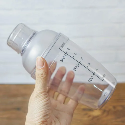 Vista 3 de Coctelera de plástico, mezclador de bebidas, agitador manual con taza y escalas, transparente (10 oz / 300cc)