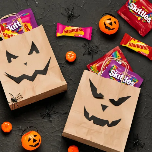 Vista 6 de Skittles, Starburst Fun Size Chewy Candy Surtido Variedad, envueltos individualmente, 32.28 onzas, bolsa a granel