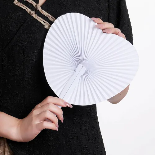 Vista 6 de Yolyoo 24 abanicos de boda blancos plegables de papel con forma de corazón con mango de plástico para fiestas de cumpleaños, suministros de verano