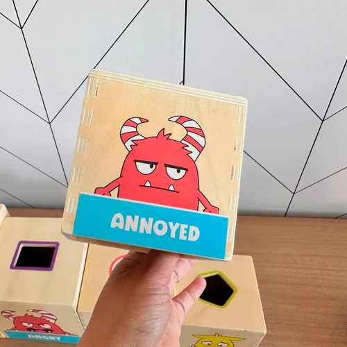 Vista 6 de Open The Joy Torre de emociones de madera - Juguete de aprendizaje emocional apilable para niños pequeños 5 bloques de cara de emoción + 5 bloques