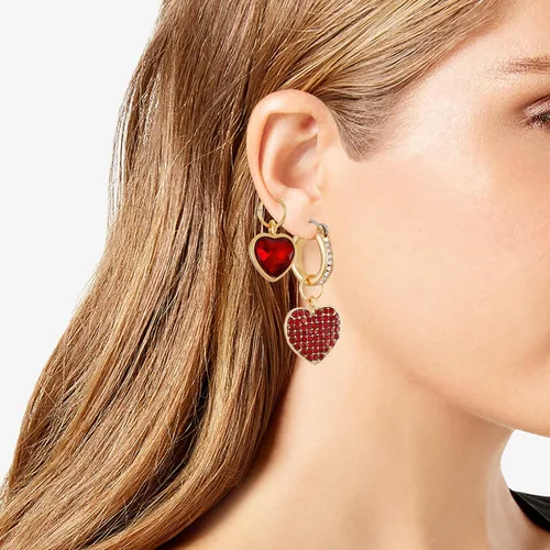 Vista 3 de GUESS Goldtone - Mini aretes de aro Huggie con dijes de corazón intercambiables, Vidrio, cristal