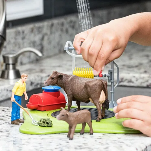Vista 2 de Schleich Farm World, juguetes de animales de granja para niños, Happy Cow Wash con juguetes de vaca y área de lavado de trabajo, juego de 16 piezas