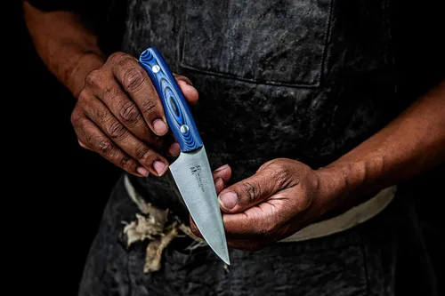 Vista 4 de Middleton Made Knives Echo 4 Cuchillo de pelar – Cuchillo de pelar de 4 pulgadas – Cuchillos de emparejamiento profesionales hechos a mano – Azul