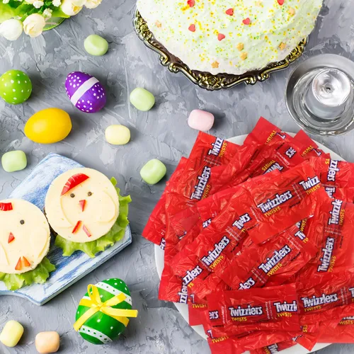 Vista 5 de Paquete a Granel de Dulces de Regaliz Twist con Sabor a Fresa de 2 Libras - Dulces Masticables Envueltos Individualmente para Relleno de Canastas
