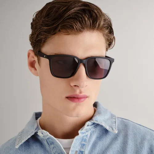 Vista 4 de Le Specs Gafas de sol Fair Game, Negro mateMono ahumado
