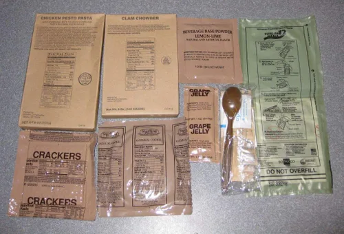 Vista 2 de MRE (comidas listas para comer) Auténtico excedente militar de Estados Unidos sabor surtido (paquete de 2)