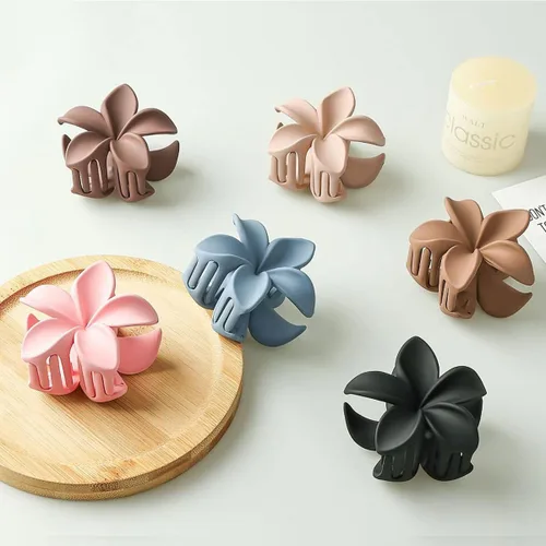 Vista 4 de 6 pinzas de garra de flores, pinzas de pelo antideslizantes mate, pinzas de pelo de flores hawaianas, elegantes pinzas grandes para cabello grueso