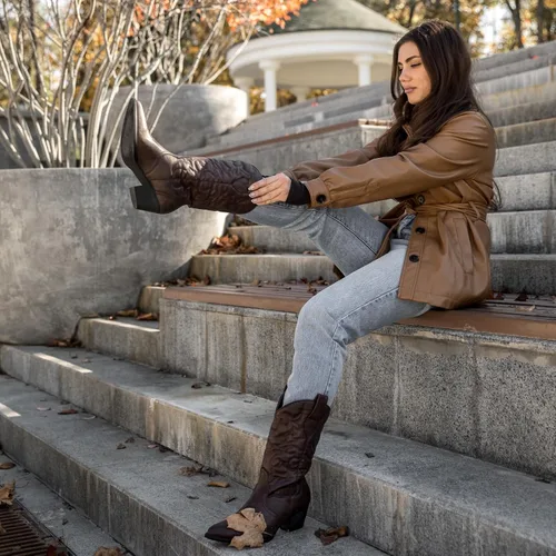 Vista 4 de Rollda Botas vaqueras occidentales para mujer con punta puntiaguda, botas vaqueras de media pantorrilla, botas de moda bordadas con tacón grueso