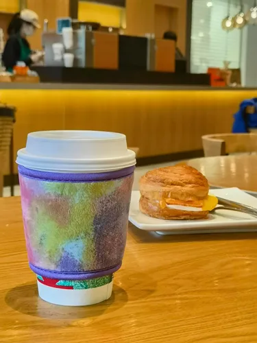 Vista 4 de Funda de terciopelo de felpa suave reutilizable para café caliente, resistente al calor, de neopreno mullido, acogedora para bebidas heladas