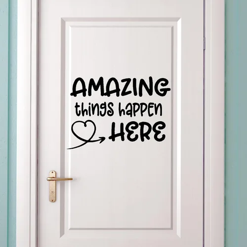 Vista 5 de Amazing Things Happen Here - Calcomanía de vinilo para pared de puerta de aula