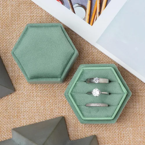 Vista 3 de Caja hexagonal para anillos de terciopelo con 3 ranuras para ceremonia de boda, propuesta, compromiso, cumpleaños (verde salvia)