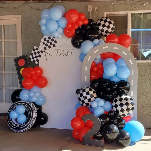 Vista 4 de Kit de guirnalda de arco de globos de auto de carreras, 151 piezas de látex rojo azul y globos de neumáticos de rueda a cuadros para autos