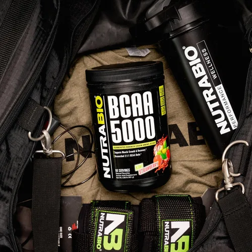 Vista 3 de NutraBio BCAA 5000 Polvo - BCAA fermentado vegano - Apoya el crecimiento muscular magro, la recuperación, la resistencia - 60 porciones - Kiwi fresa