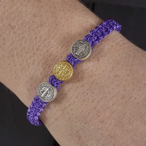 Vista 3 de Pulsera de medalla de San Benito, diseño de macramé morado, talla única