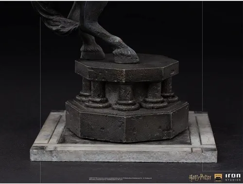 Vista 8 de Iron Studios - Harry Potter - Escala de Arte Deluxe 1/10 - Ron Weasley en la estatua de ajedrez del mago