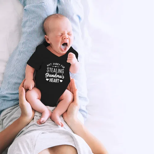 Vista 10 de CBTwear Not Sorry for Stealing Grandma's Heart – Ropa de bebé – Divertido body para recién nacido para niños y niñas