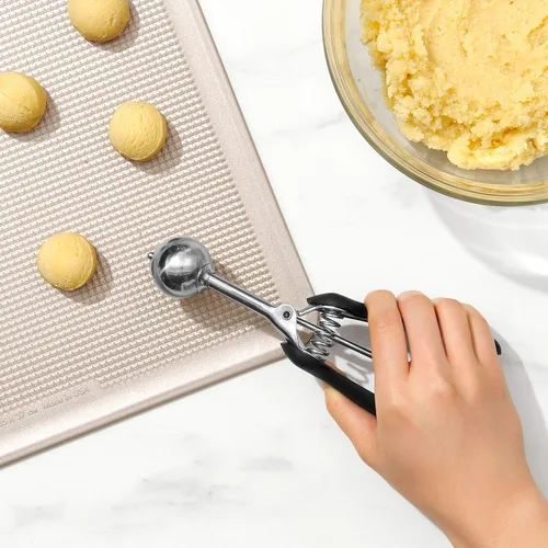 Vista 7 de Fábrica de galletas OXO Good Grips, Cuchara para galletas Good Grips®, pequeña, S, Acero inoxidable