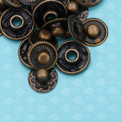 Vista 8 de EXCEART Juego de 10 cierres de botón a presión de estilo retro de 0.62 x 1.10 pulgadas, accesorios de hebilla con base para bolsos de costura