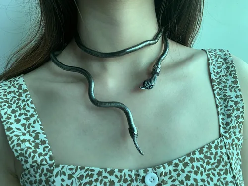 Vista 3 de LAKIYOYO Pulsera de serpiente flexible para mujer, gargantilla de serpiente punk ajustable, collar Medusa flexible multiusos