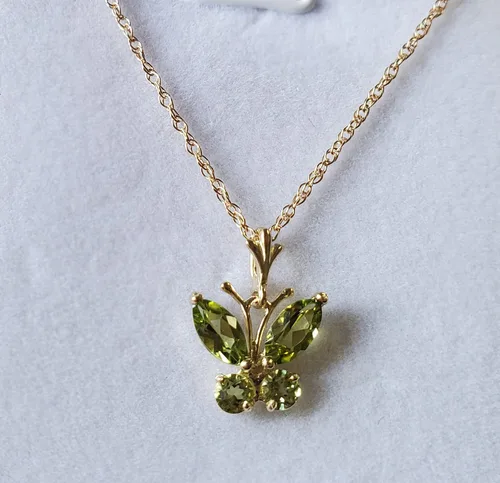 Vista 4 de Galaxy Gold GG Collar de oro amarillo de 14k con colgante de mariposa de peridoto