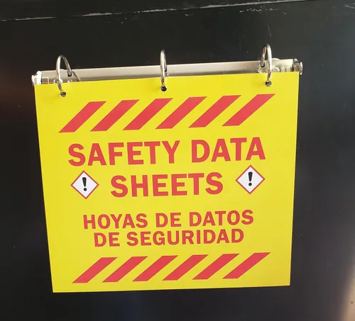Vista 2 de 3 anillos magnéticos SDS para colgar para una visualización visible de hojas de datos de seguridad. Anillo D de 1 pulgada con hoja de cubierta SDS.