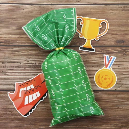 Vista 5 de Boerni 100 bolsas de aperitivos de fútbol, 4 estilos de juegos de pelota, rugby, fútbol, dulces, violonchelo, bolsas con lazos giratorios plateados