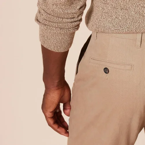 Vista 4 de Tienda Essentials - Pantalones de corte chino para hombres, entallados, informales y elásticos