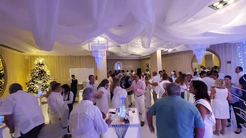 Vista 9 de Candelabro de boda grande de 4 niveles, lámpara de araña colgante de imitación de cristal iridiscente con cuentas, 24 pulgadas de ancho y 3 pies