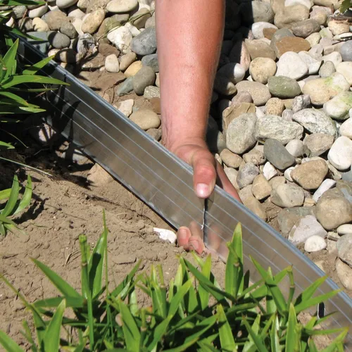 Vista 6 de EasyFlex Kit de proyecto de borde de paisaje de aluminio, 8 piezas de metal para bordes de jardín con púas, 48 pies, bronce (1806BZ-48C)