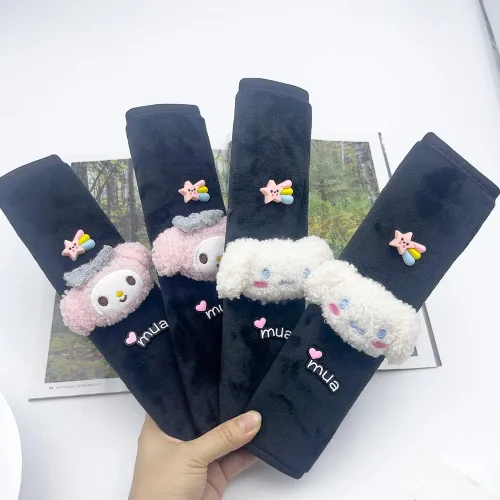 Vista 5 de Funda Kawaii para cinturón de seguridad de automóvil, lindo juego de 2 piezas de correa de asiento de anime, protector de cuello, decoración