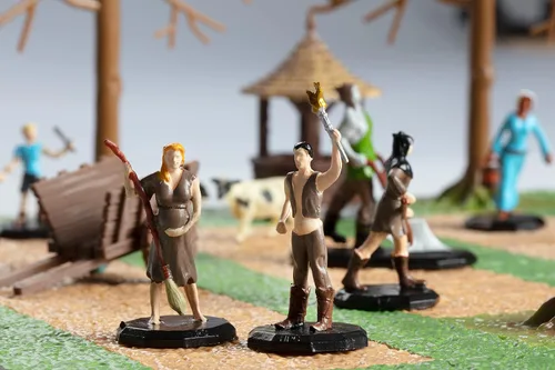 Vista 4 de Monster Townsfolk Mini Figuras de fantasía – 8 piezas de personajes campesinos no jugadores en miniatura NPC – Tamaño hexagonal de 1 pulgada