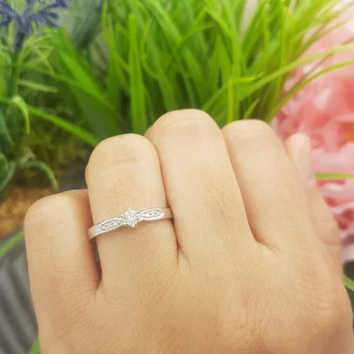 Vista 4 de Dazzlingrock Collection Anillo de compromiso de plata de ley con diamantes redondos de 0,05 quilates