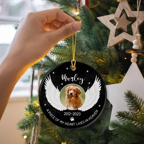 Vista 2 de Marco de fotos conmemorativo personalizado para mascotas, adorno de Navidad 2025, Un pedazo de mi corazón vive en el cielo, adorno de cerámica