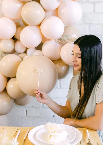 Vista 7 de The Cotton & Canvas Co. Agitador personalizado con nombre de bebé, bonitos palos de cóctel para fiesta, palitos de Swizzle personalizados, recuerdos