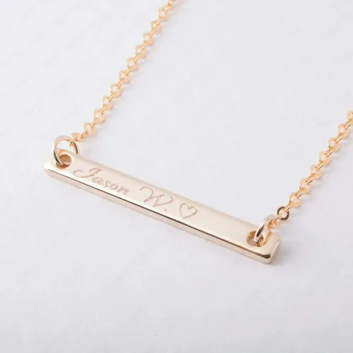 Vista 8 de Petite Boutique Collar de barra con nombre chapado en oro de 16 quilates, grabado a máquina, collar personalizado para boda, graduación