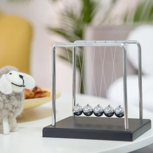 Vista 3 de Newtons Cradle - Bolas de equilibrio con base negra, adorno de escritorio para oficina en casa
