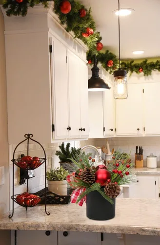 Vista 6 de Briful Mini árbol de Navidad artificial de 10 pulgadas en maceta con piñas, bayas y cinta de bola de Navidad roja, arreglos navideños, centros