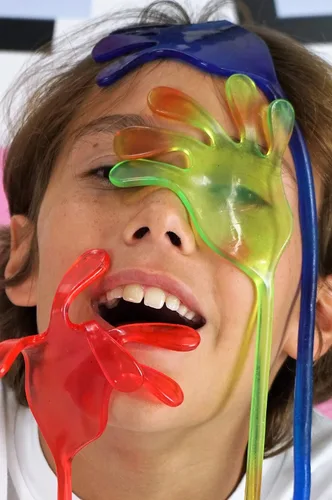 Vista 3 de JA-RU Juguete antiestrés súper elástico para manos adhesivas (1 paquete, 2 manos adhesivas) para niños y adultos. Bolsa de regalos de fiesta a