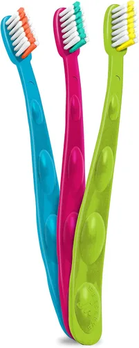 Vista 2 de Preserve Cepillos de dientes para niños, fabricados en los Estados Unidos de plástico reciclado, cerdas suaves, los colores varían, 1 unidad