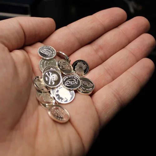 Vista 4 de Cinco (5) rondas de plata fina .999 de un gramo con diseños aleatorios