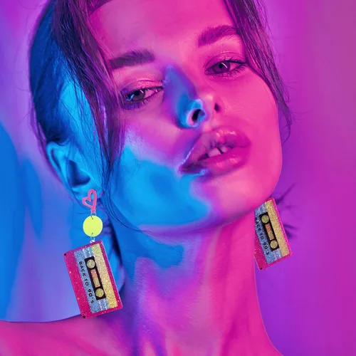 Vista 3 de RechicGu Aretes de aro de corazón de neón de los años 80 y 90 para fiesta brillante, atuendo retro de los años 70, accesorios de joyería, regalo