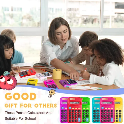 Vista 7 de Paquete de 12 mini calculadoras básicas de tamaño de bolsillo para estudiantes en ángulo de mano, pantalla de 8 dígitos, batería solar, calculadora