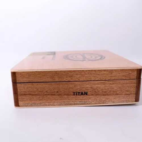 Vista 4 de Aganorsa Casa Fernandez Titan Habano Caja de cigarros de madera vacía 8" x 7" x 2